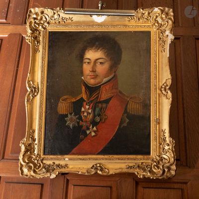Un portrait d'un homme en uniforme militaire est accroché au mur.