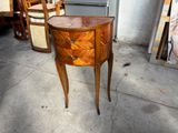 une petite table en bois surmontée d'un tiroir