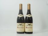 deux bouteilles de vin posées l'une à côté de l'autre sur une table