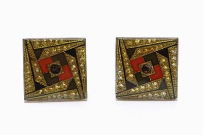 paire de boucles d'oreilles carrées dorées et noires, ornées de pierres rouges et noires