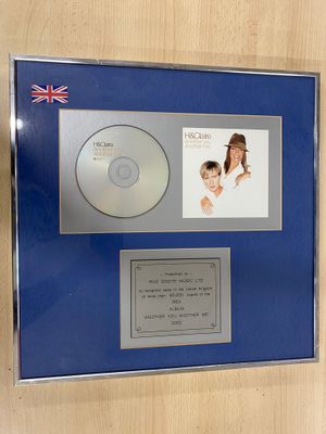 une photo encadrée représentant une femme et un CD dans un cadre bleu
