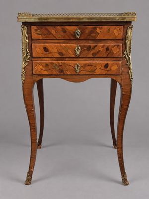 une petite commode Louis II en noyer avec des incrustations en laiton
