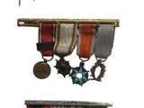 de nombreuses médailles accrochées au mur