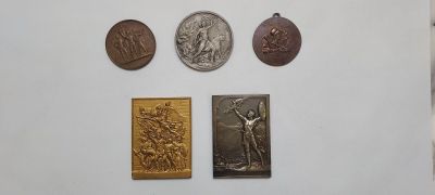 quatre médailles accrochées au mur d'une pièce