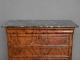 une commode en noyer avec un plateau en marbre
