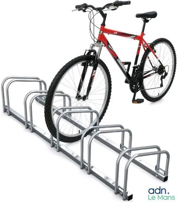 un vélo fixé à un porte-vélos