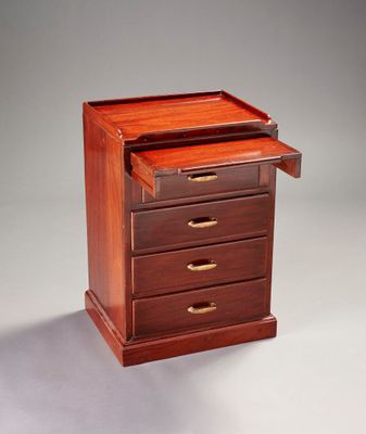 une image représentant une commode en bois avec un tiroir sur le dessus