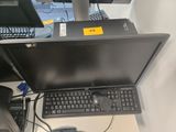 un ordinateur portable posé sur un bureau, avec un clavier et une souris