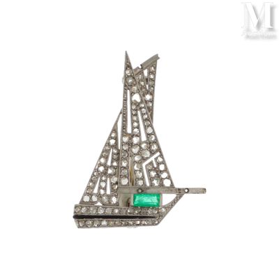 un gros plan d'une broche ornée d'un voilier