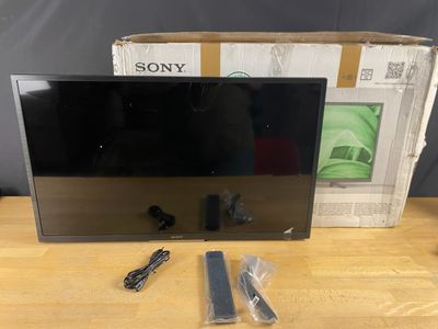 un téléviseur à écran plat Sony posé sur une table en bois