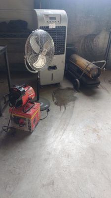une pièce équipée d'un ventilateur, d'une table et d'une chaise