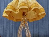 une lampe posée sur une table dans une pièce