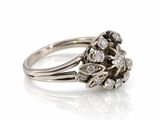 gros plan d'une bague en diamant sur une surface blanche