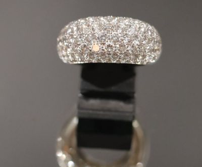 Gros plan sur une bague ornée d'un diamant