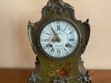 une horloge posée sur une table en bois