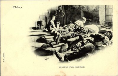 de nombreux soldats allongés par terre, alignés en rang