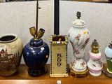 de nombreux vases différents exposés sur la table