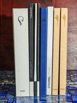 trois livres sont empilés sur une table