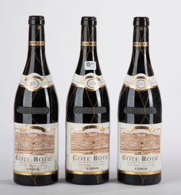 trois bouteilles de vin posées l'une à côté de l'autre sur une table