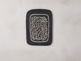 une image représentant un carré noir et blanc orné d'un motif