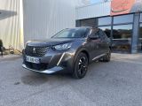 un SUV gris garé devant un immeuble