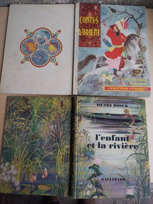 quatre livres pour enfants sont posés sur une étagère dans une pièce