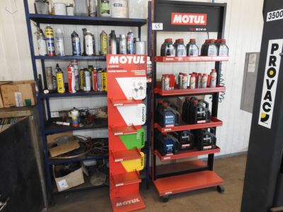 de nombreux types d'outils sur les étagères du garage