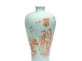 un vase bleu sur lequel est représenté un homme et une femme