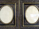 paire de cadres anciens noirs et dorés avec un fond en lin