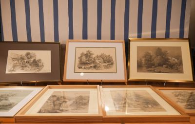 quatre photos encadrées posées sur une table devant un mur rayé