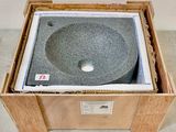 une caisse posée par terre, avec un lavabo à l'intérieur