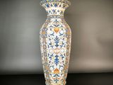 un vase posé sur une table noire
