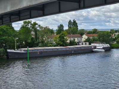 un bateau qui passe sous un pont sur l'eau