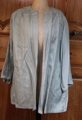 une photo d'une veste pour femme sur un mannequin