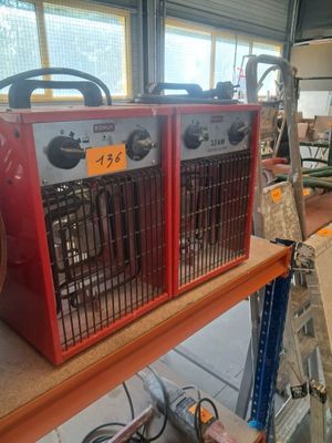 un radiateur rouge posé sur une étagère dans une pièce
