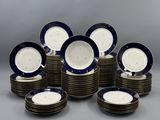 beaucoup d'assiettes bleues et blanches empilées les unes sur les autres