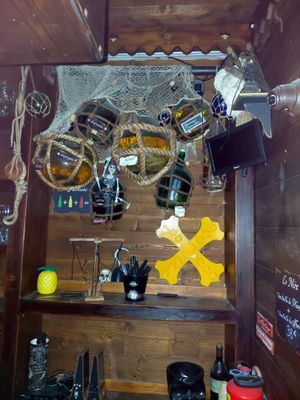 une pièce avec un mur en bois et une étagère sur laquelle sont posés divers objets