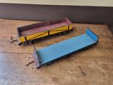 deux petits trains posés l'un à côté de l'autre sur une table