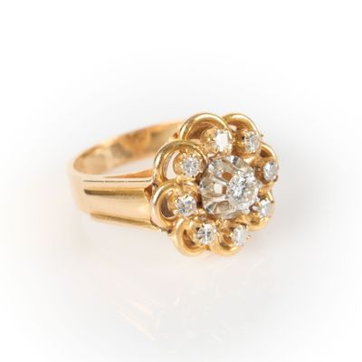 Bague en or et platine centrée d'un diamant dans un entourag…