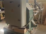 une machine qui se trouve à l'intérieur d'un bâtiment