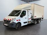 un camion blanc garé dans une pièce