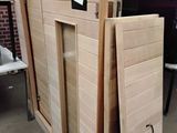 une photo d'un sauna en bois dont la porte est ouverte