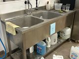 une cuisine équipée d'un évier et d'un robinet en acier inoxydable