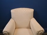une chaise qui se trouve dans une pièce aux murs bleus