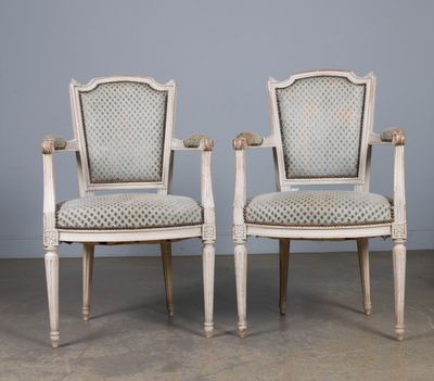 Paire de fauteuils cabriolet en bois mouluré et sculpté, relaqué blanc