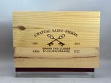 une boîte en bois sur laquelle est collée une étiquette portant l'inscription « Château Saint-Pierre »