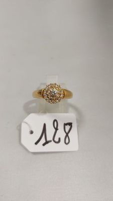 Gros plan sur une bague en or ornée d'un diamant