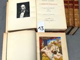 plusieurs livres sont empilés sur une table