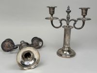 Paire de flambeaux à deux bras de lumière en métal argenté, … (photo 6)