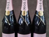 trois bouteilles de champagne Moët & Chandon posées les unes à côté des autres